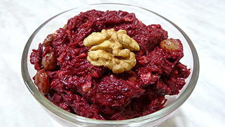 Свекольный салат с грецкими орехами и изюмом