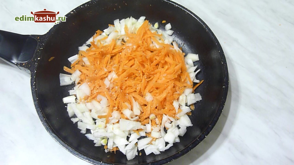 морковь и лук для салата с куриной печенью