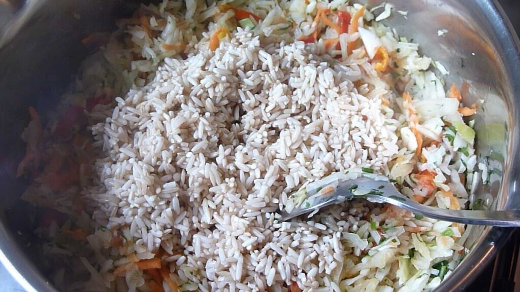 капуста с рисом в кастрюле