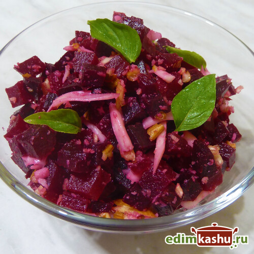 Свекольный салат с сыром и орехами