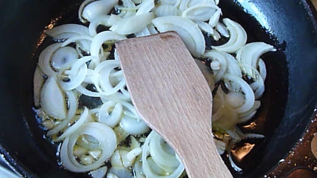 лук и чеснок на сковороде