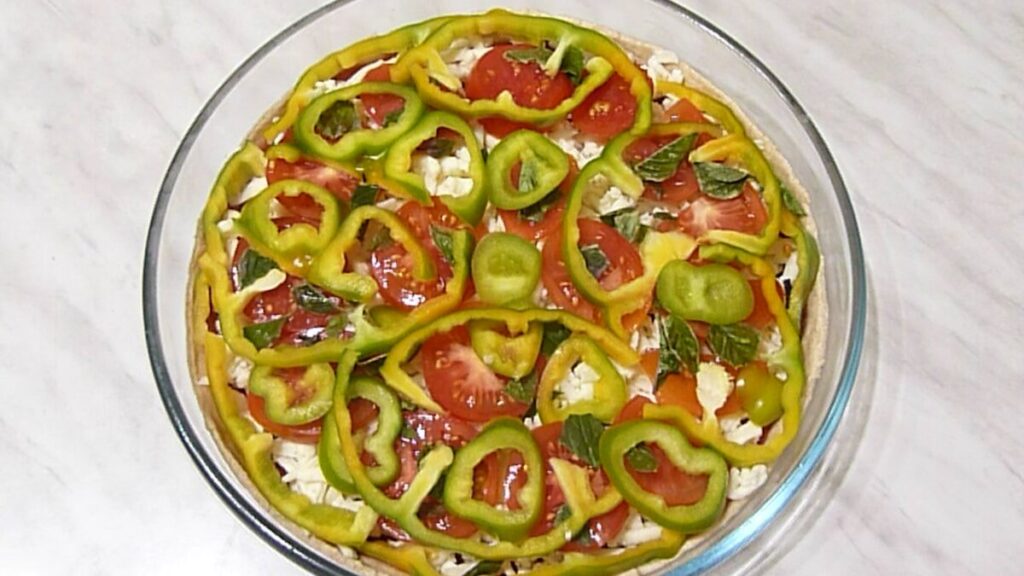 пицца с помидорами и сыром