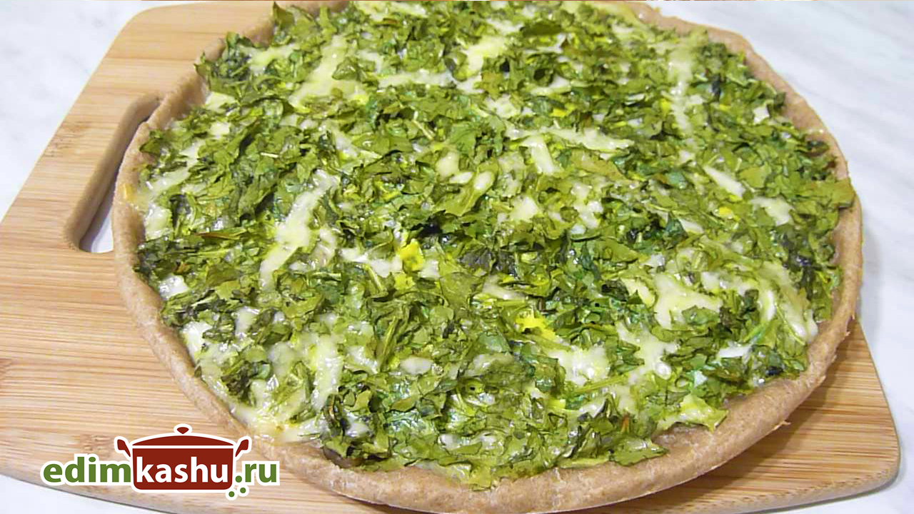 Открытый пирог (пицца) с руколой и сыром