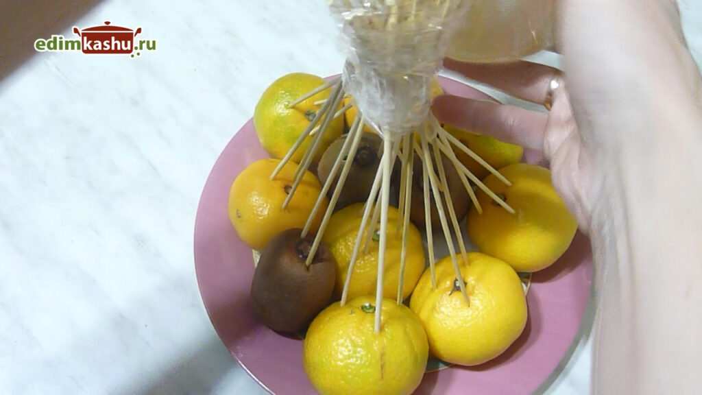 Съедобный букет из мандаринов и киви