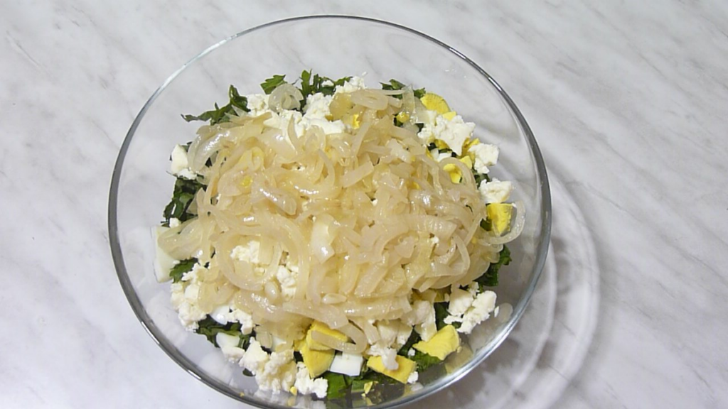 начинка с крапивой, луком и сыром