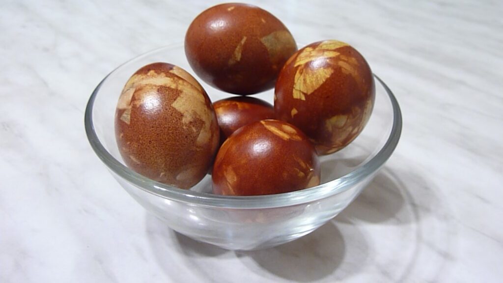 крашеные яйца в луковой шелухе