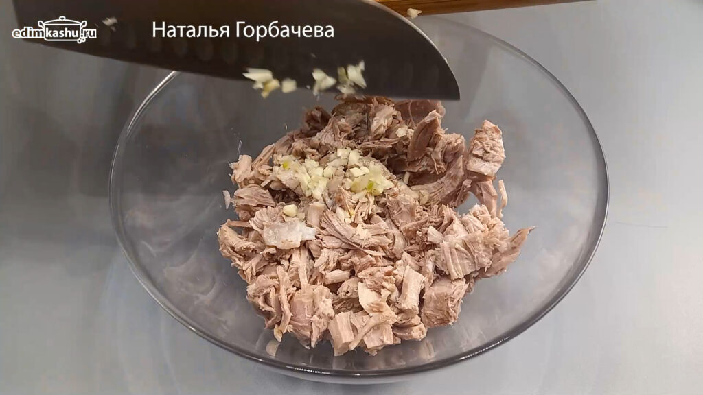 мясо с чесноком