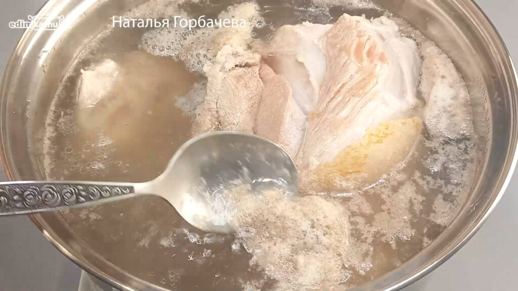 Холодец из свиной рульки: закипевшее мясо