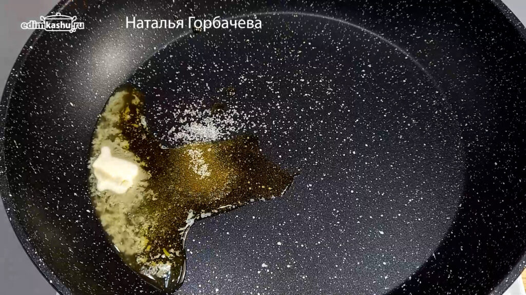 масло на сковороде