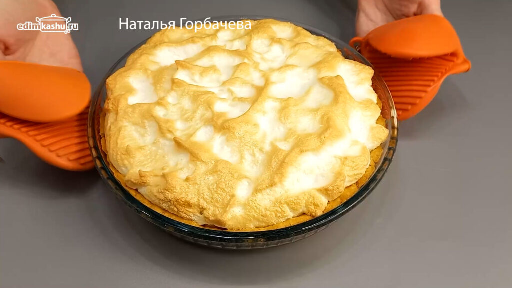 Песочный яблочный пирог с безе