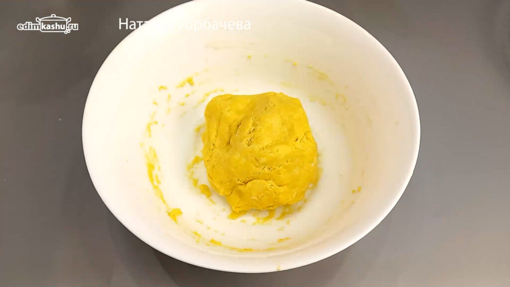 Песочный яблочный пирог с безе: тесто