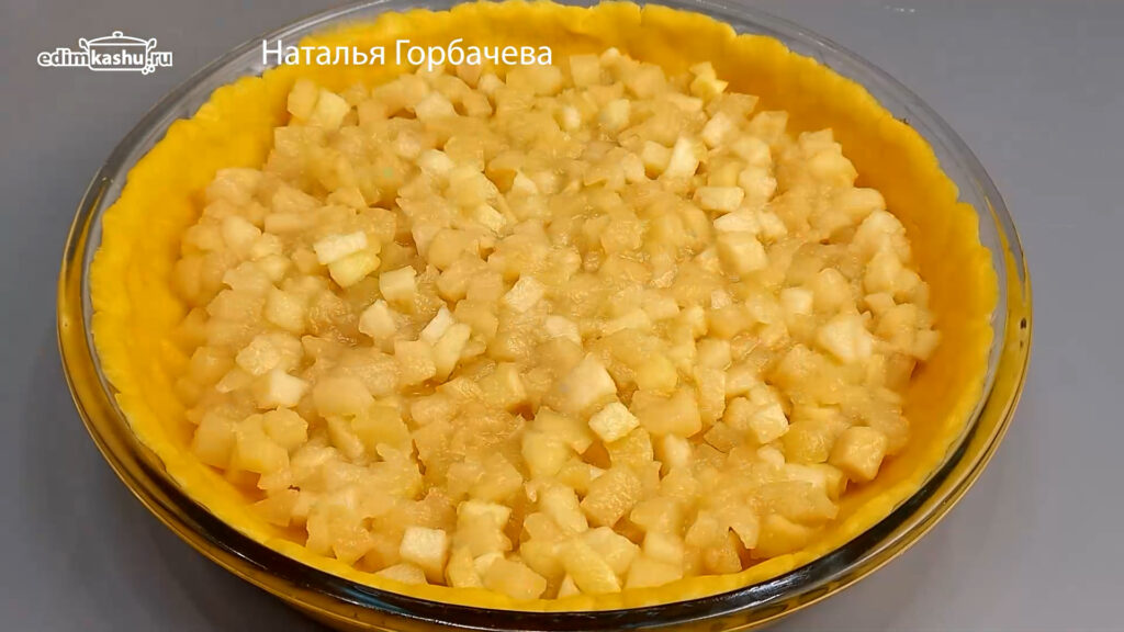Песочный яблочный пирог с безе