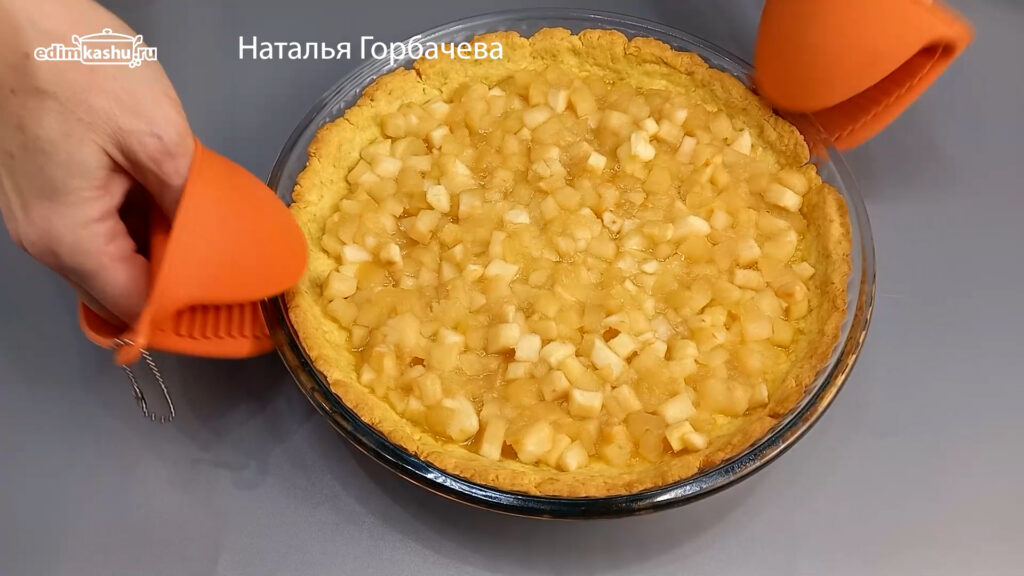 Песочный яблочный пирог с безе