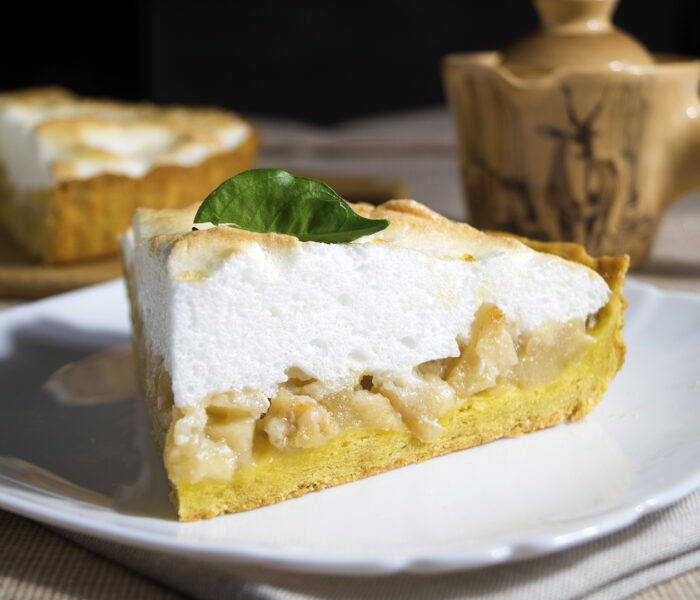 Песочный яблочный пирог с безе (меренгой)