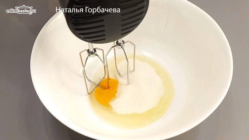 яйца и сахар для теста