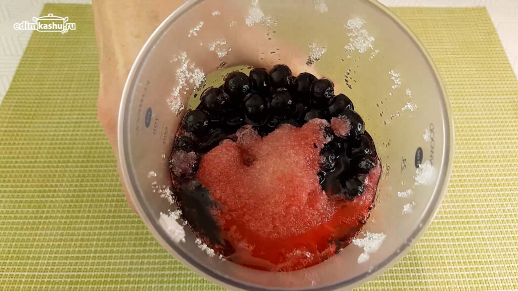 ягоды с сахаром для соуса