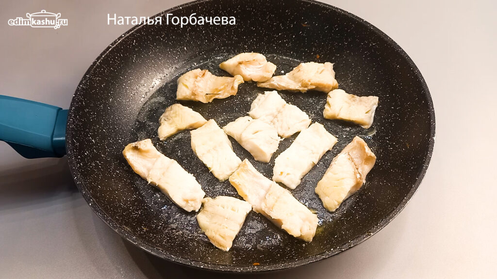 минтай на сковороде